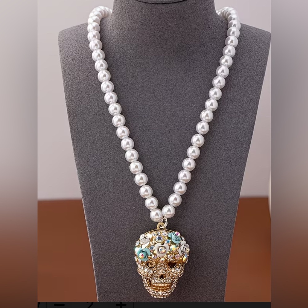 Elegant Pearl Skull Pendant Necklace - Picture 2 of 3